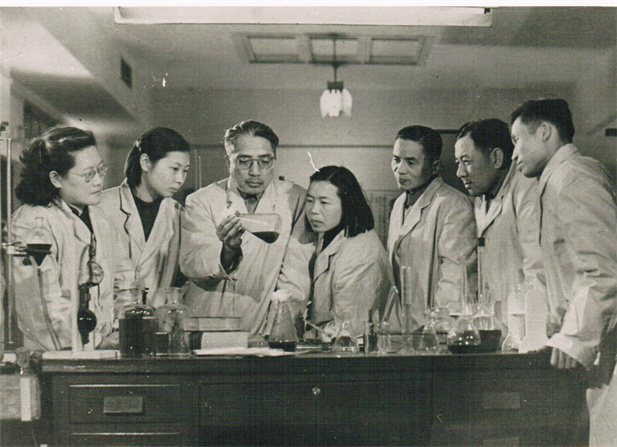 1950年代，著名微生物藥物學(xué)家，后任上海醫(yī)藥工業(yè)研究院抗生素室主任結構、副院長管理、名譽(yù)院長的童村，與科研人員在一起開展課題研究能力建設。.jpg