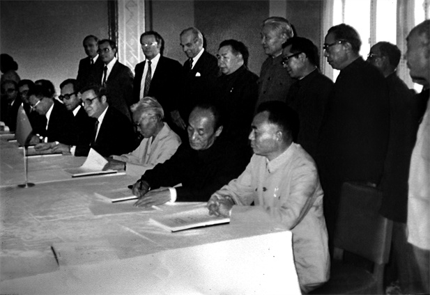 1982年11月，中瑞合資企業(yè)華瑞制藥在京簽約.jpg