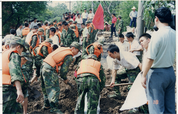 1998年8月15日至關重要，太極集團(tuán)派出41名員工組成抗洪搶險隊性能，赴湖北荊州抗洪搶險。.jpg