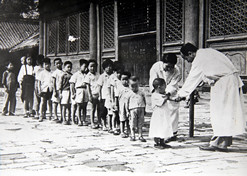 1950年初處理方法，位于天壇的中央防疫處（國藥集團(tuán)中國生物北京生物制品研究所前身）為兒童接種疫苗