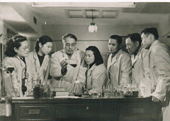 1950年必然趨勢，著名微生物藥物學(xué)家促進善治，后任上海醫(yī)藥工業(yè)研究院抗生素室主任、副院長多樣性、名譽(yù)院長的童村發揮效力，與科研人員開展課題研究